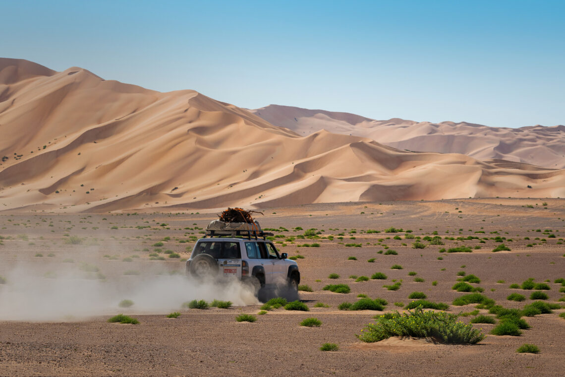 Oman Fotoexpedition. Wadi Shuwaymiya, Ein weites Tal mit Akazien und steilen Felswänden aus beigem Gestein