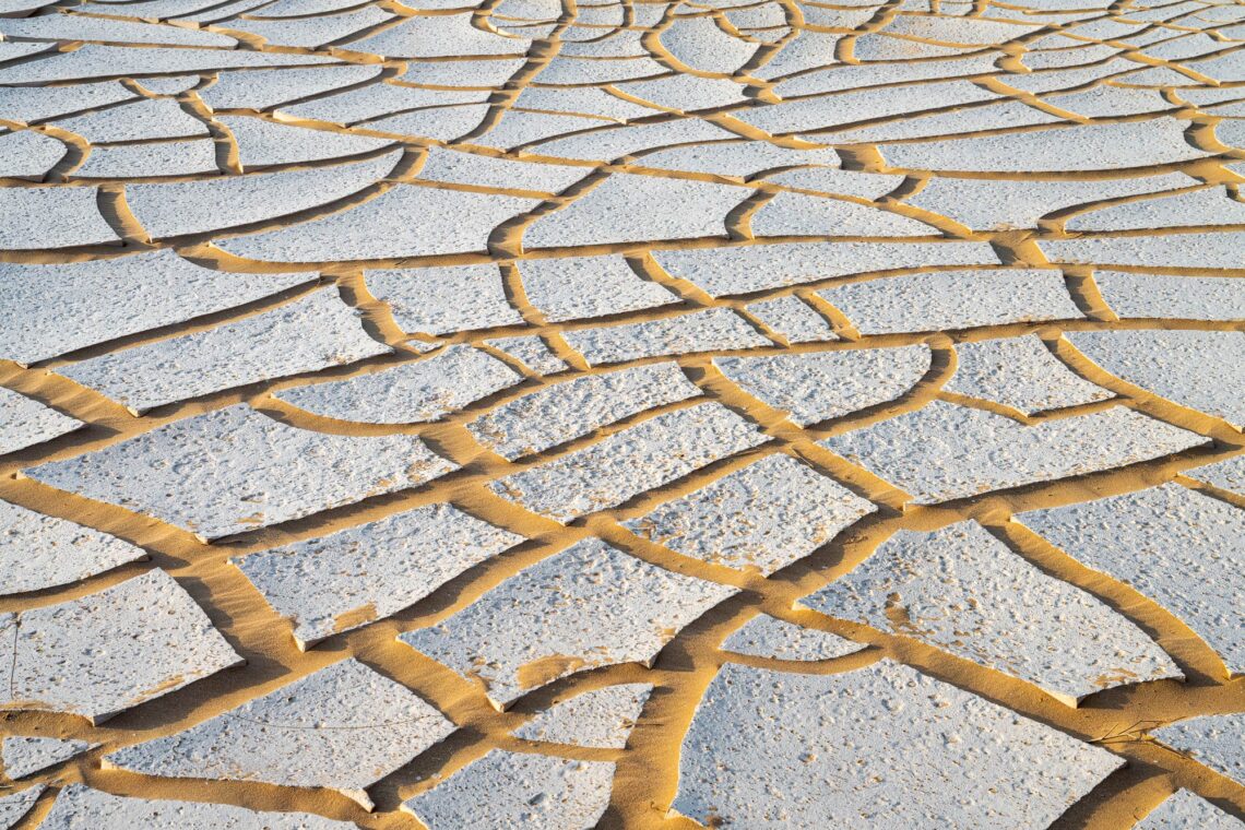 Dünengebiet aus weissem Sand direkt am Meer