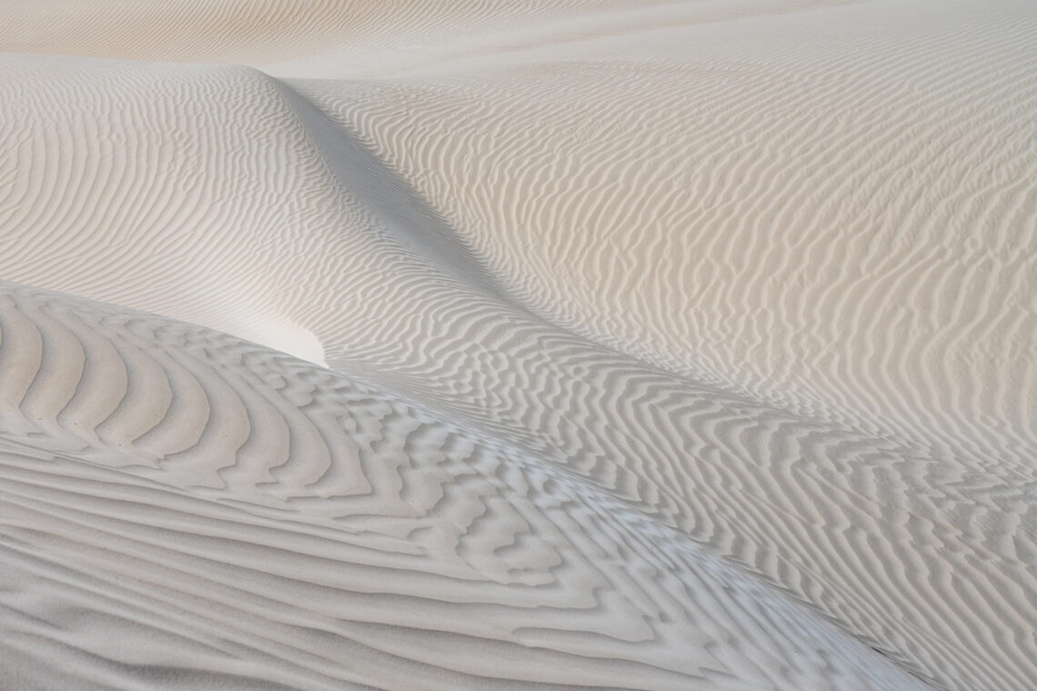 Oman Fotoreise. Dünengebiet aus weissem Sand direkt am Meer