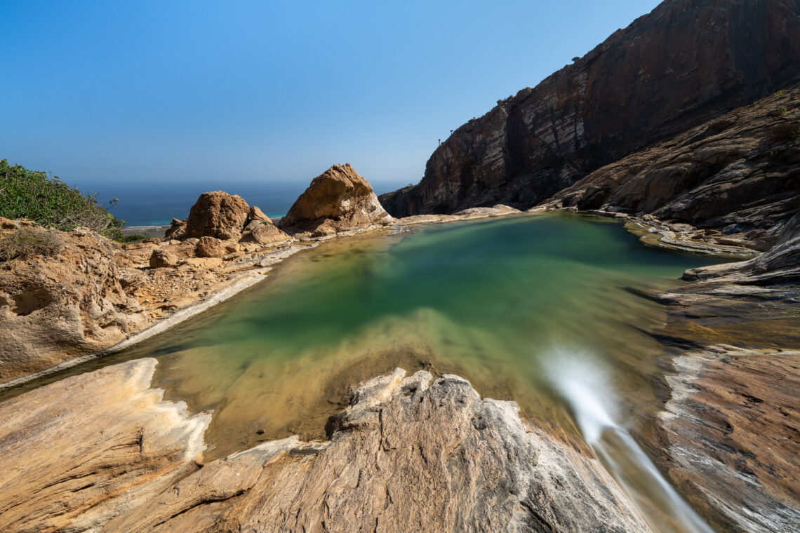 Fotografie Reise Socotra, natural pool with stunning views of the surrounding mountains and the sea