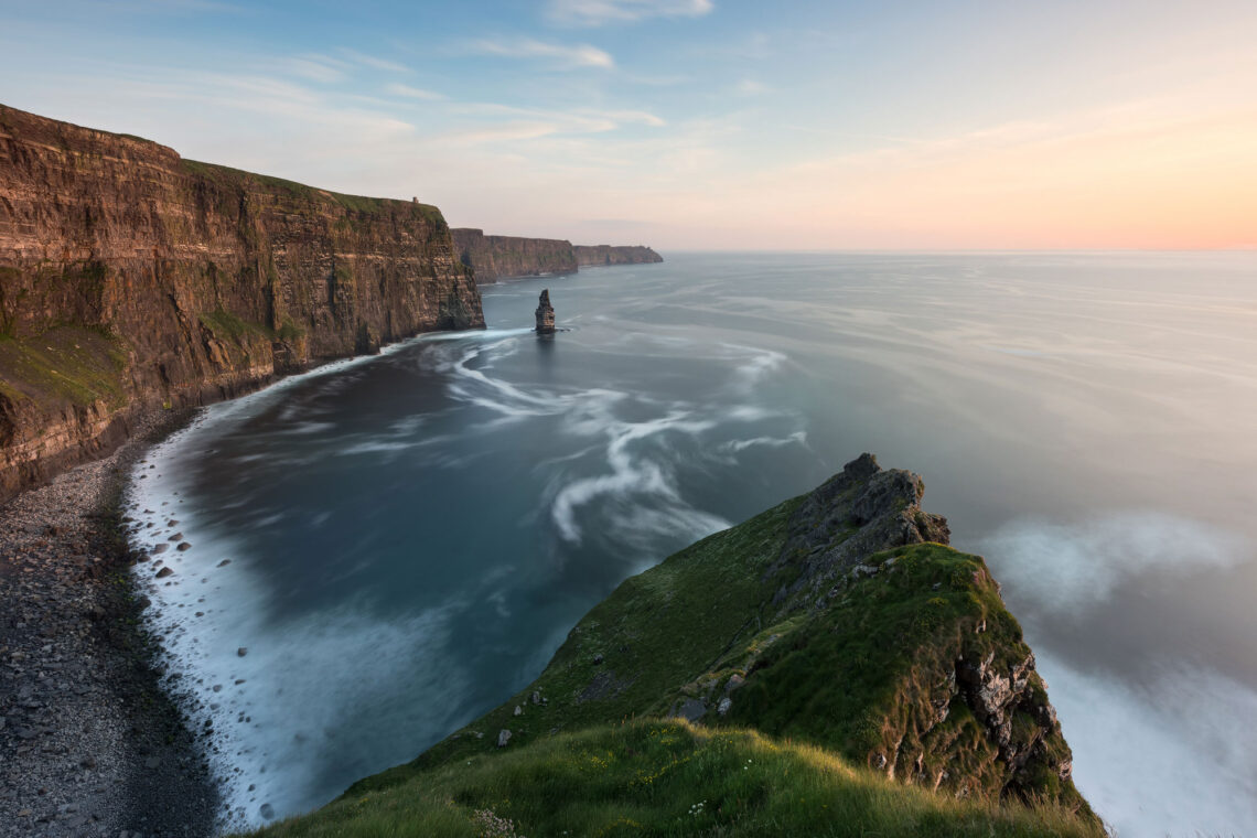 Fotografie Reise Irland der Süden, Bei den 150 Meter in den Atlantik abfallenden Felsen fotografieren wir den Sonnenuntergang.