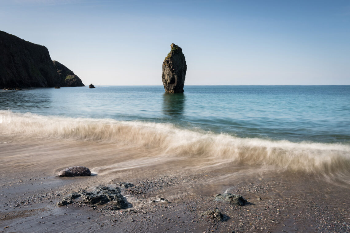 Fotografie Reise Irland der Süden, Felsen von Downpatrick Head. Seit Jahrhunderten trotzt hier ein majestätischer Felsen dem tosenden Atlantik.